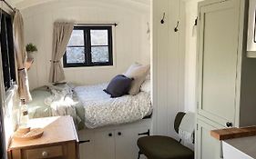 Peaceful Shepherd'S Hut In Beautiful Countryside.